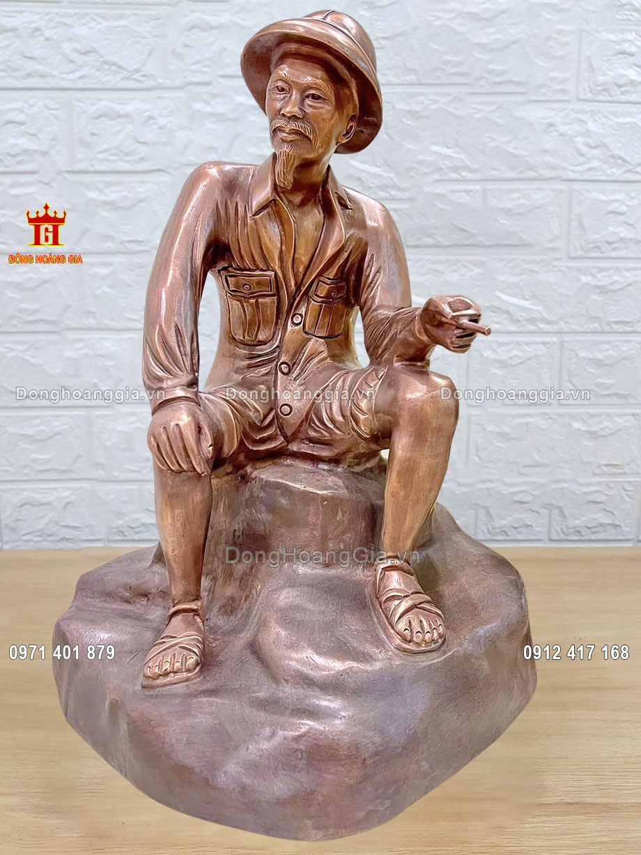 Tượng Bác Hồ bằng đồng đỏ được chế tác hoàn toàn thủ công truyền thống
